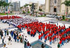 Fiestas Patrias: Estudiantes de Nuevo Chimbote forman la bandera peruana más grande (VIDEO)