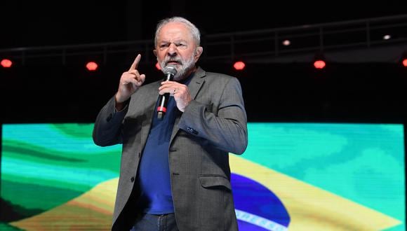 El candidato presidencial brasileño por el izquierdista Partido de los Trabajadores (PT) y expresidente (2003-2010) Luiz Inacio Lula da Silva, pronuncia un discurso durante un mitin político en Brasilia, el 12 de julio de 2022. (Foto de EVARISTO SA / AFP )