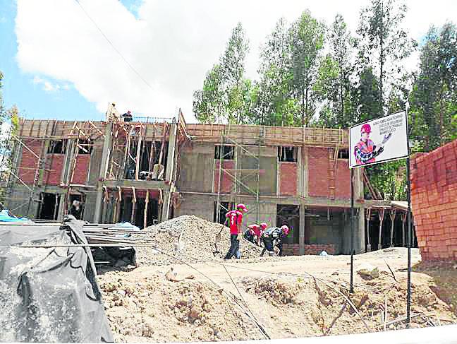 Contratistas paralizan obras por falta de pago