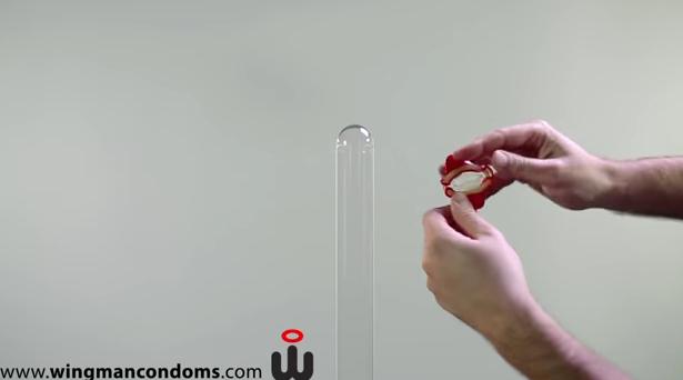 Crean preservativo que se puede poner con una sola mano (VIDEO)