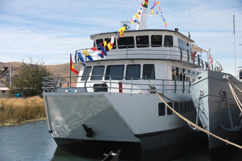 Buque boliviano arribó a puerto puneño con 150 tripulantes