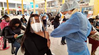 En Huancayo le toca el turno a mayores de 24 años y jóvenes hacen colas para vacunarse