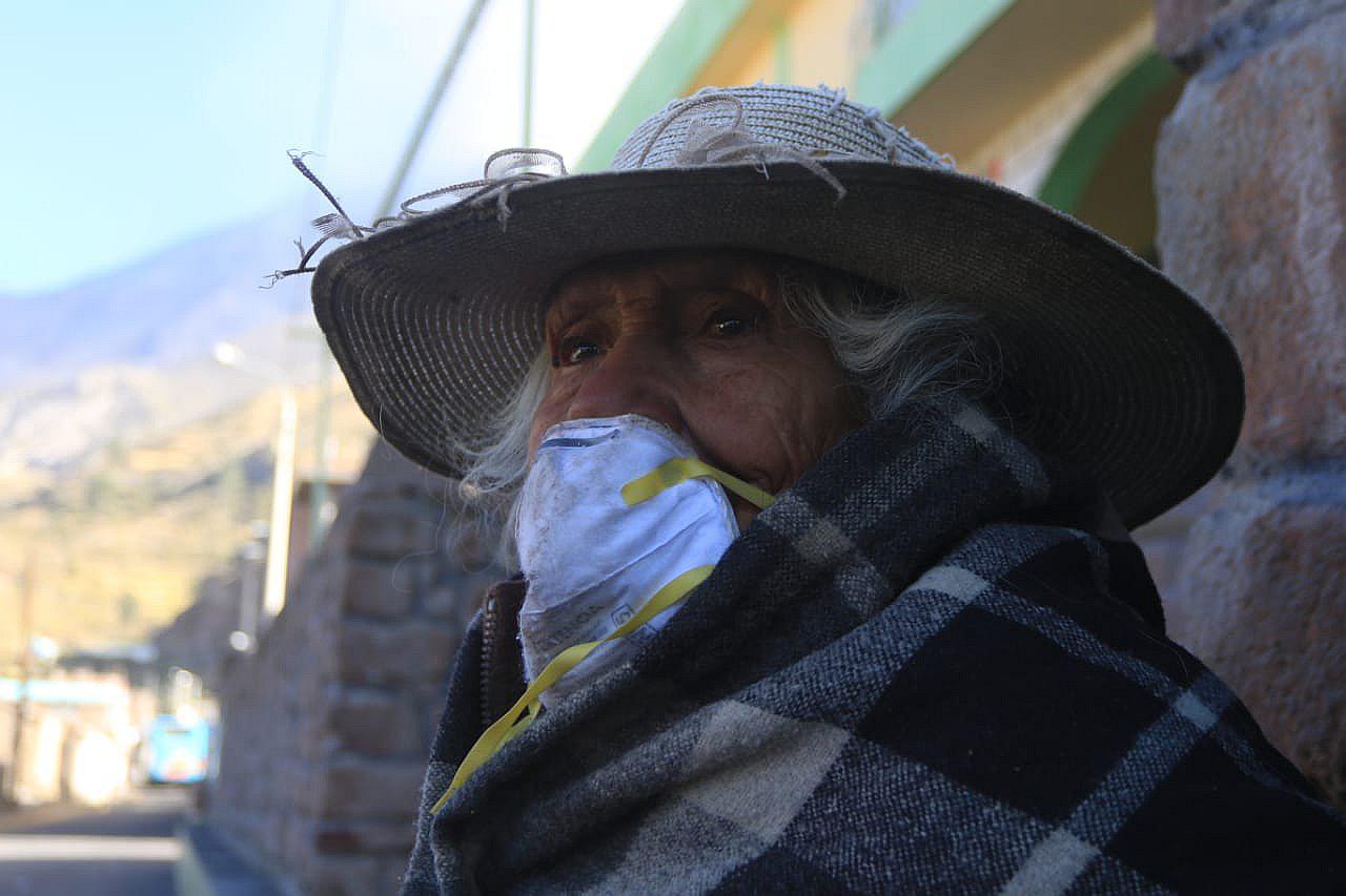 Llegan lentes para distribuir a pobladores de Ubinas