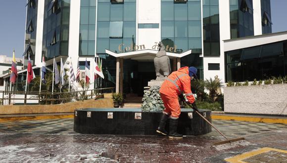 Desinfectan exteriores de hotel en Miraflores para evitar propagación del COVID-19. Fotos: Leandro Britto (GEC)