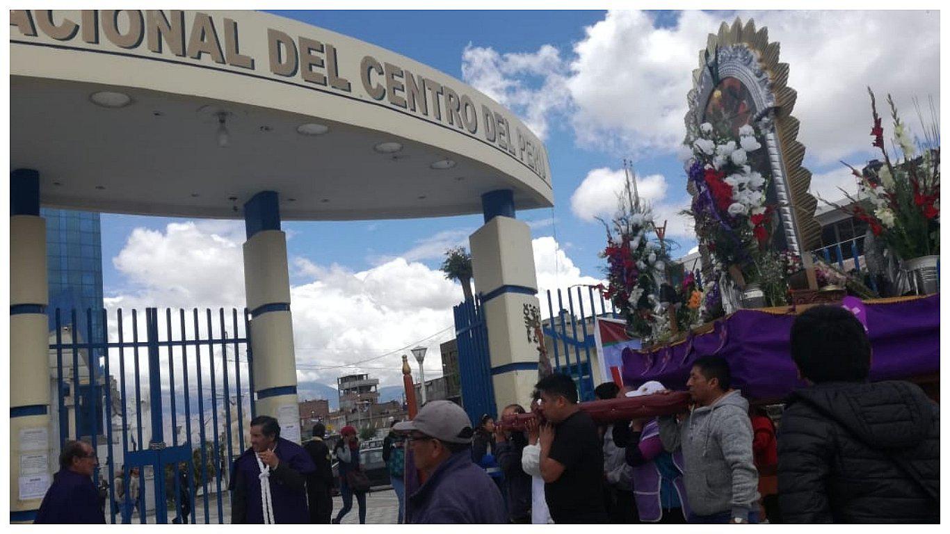 UNCP le pide al Señor de los Milagros por el licenciamiento (FOTOS) 