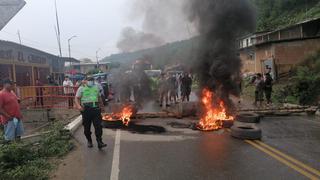 Transportistas queman llantas y bloquean vía hacia Canchaque