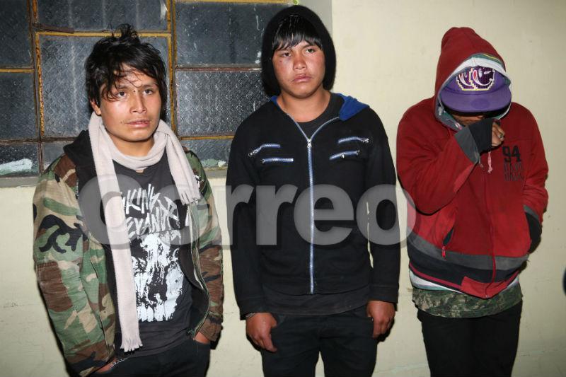 De rodillas los hacen pedir perdón para no ser linchados