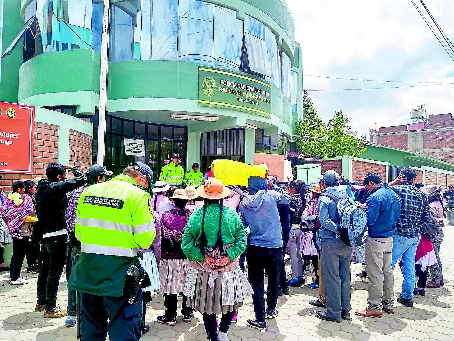 Padres caminan 5 km para pedir justicia por las víctimas de tocamientos indebidos
