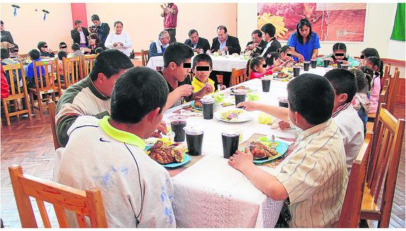 ​Niños de albergue celebran el Día del Pollo a la Brasa
