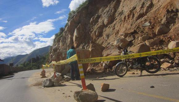 Policía 'borracho' choca contra roca