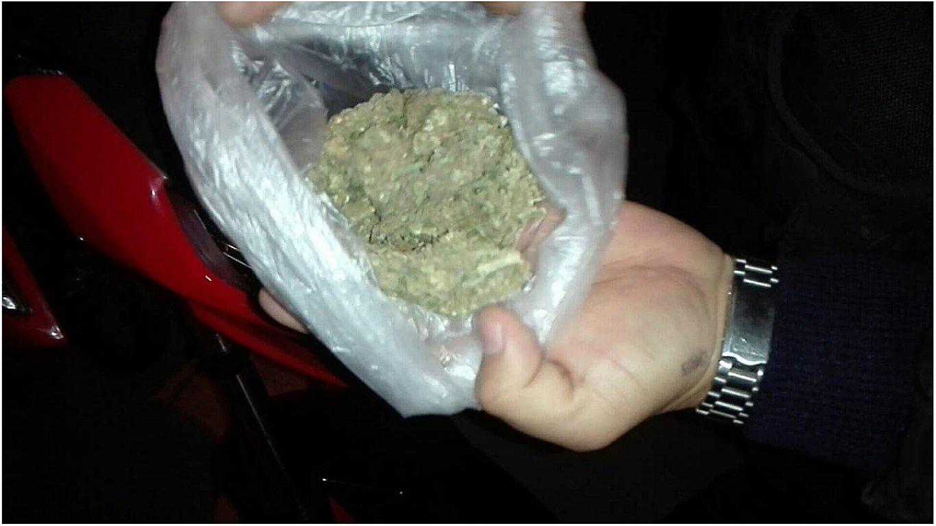 Dos jóvenes intervenidos con 16 "moños" de marihuana 