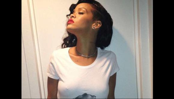 Rihanna 'mostró' su piercing en el busto