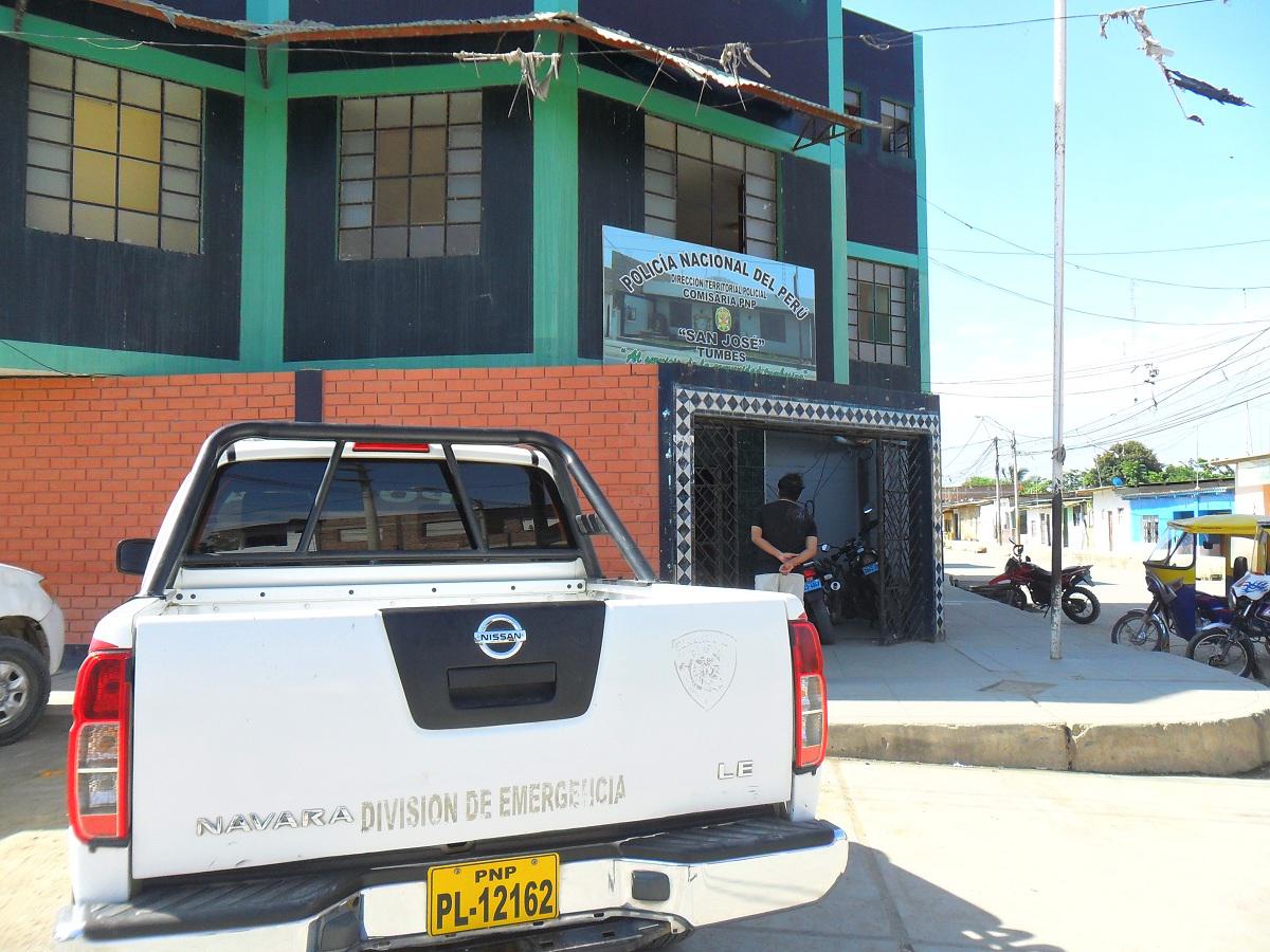 Sujeto deja bala y ramo de flores a un joven