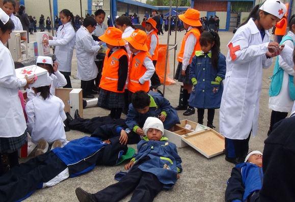 Simulacros escolares incluyen ensayo de evacuación frente a fenómenos naturales