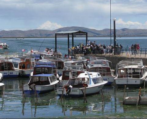 Delincuentes roban bote del puerto muelle en Puno