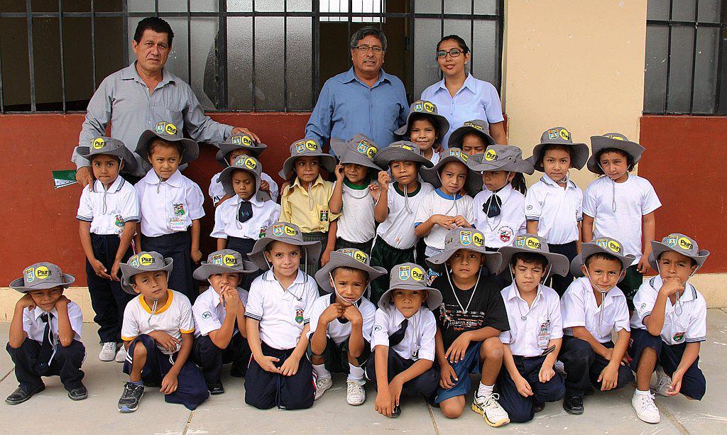 Piura: Entregan gorros a estudiantes para que seprotegan del sol