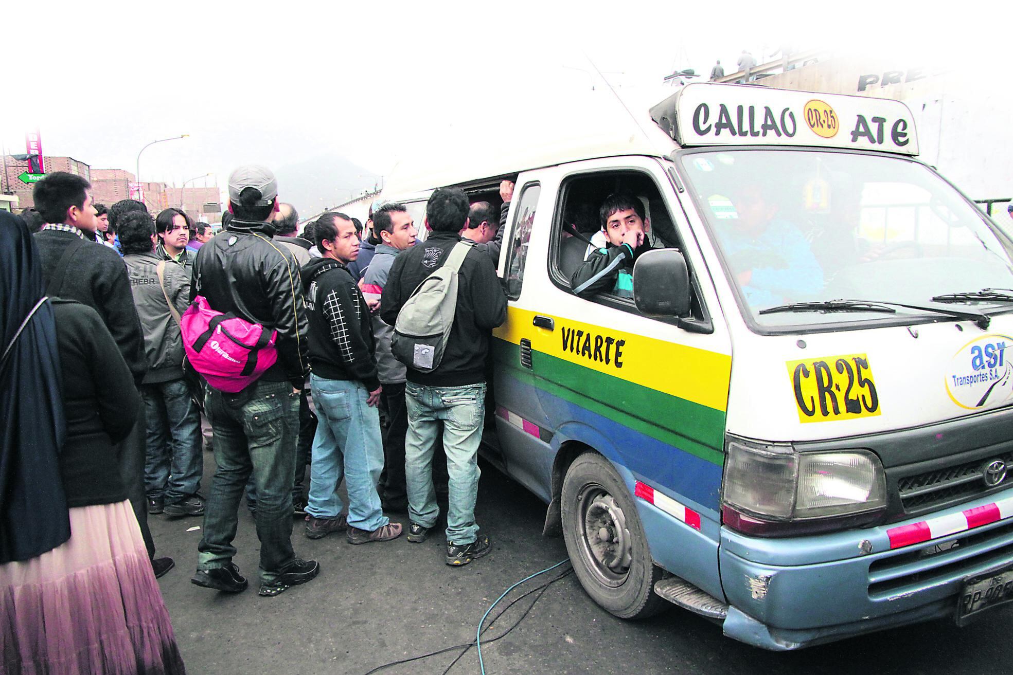 ​El 59% de limeños se traslada en combis, coasters y buses