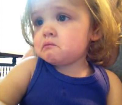 YouTube: Niña llora de emoción al oír la canción de boda de sus padres (VIDEO)