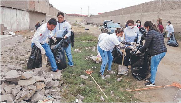 Funcionarios y trabajadores de la MPS recogen basura