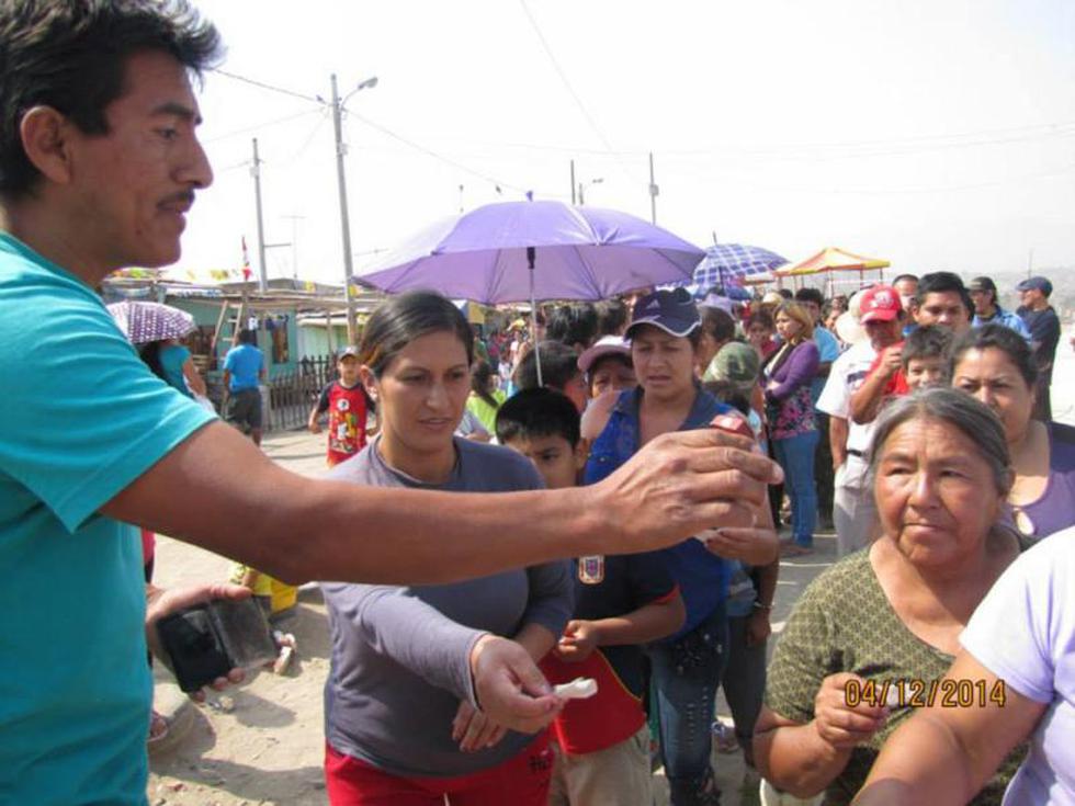 Precandidato a Lima: Reparten pescado junto a imagen de Rafael Santos ...¿por votos?  (Fotos)
