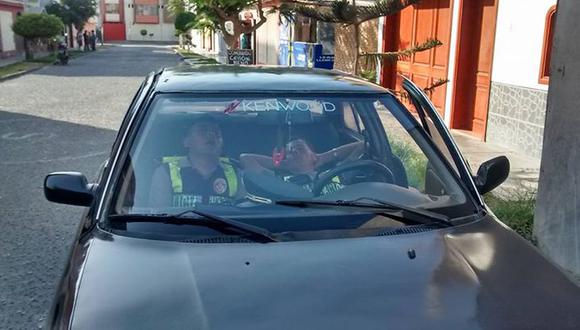Facebook: Policías son sorprendidos durmiendo en un automóvil en Chimbote