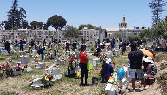 Personas visitaron los cementerios para rendir homenaje a familiares y amigos fallecidos.