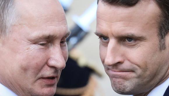 El mandatario ruso Vladimir Putin y el presidente francés Emmanuel Macron (der). (LUDOVIC MARÍN / AFP).