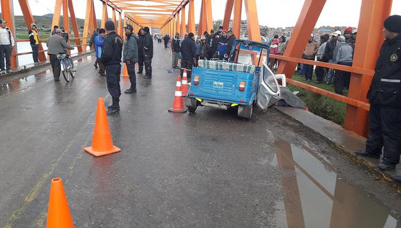 Pesado camión destroza mototaxi en el puente Internacional de Ilave 