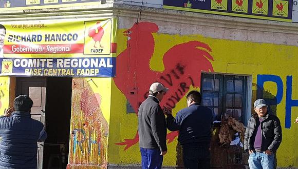 Dejan dos gallos muertos en local del Fadep en Puno