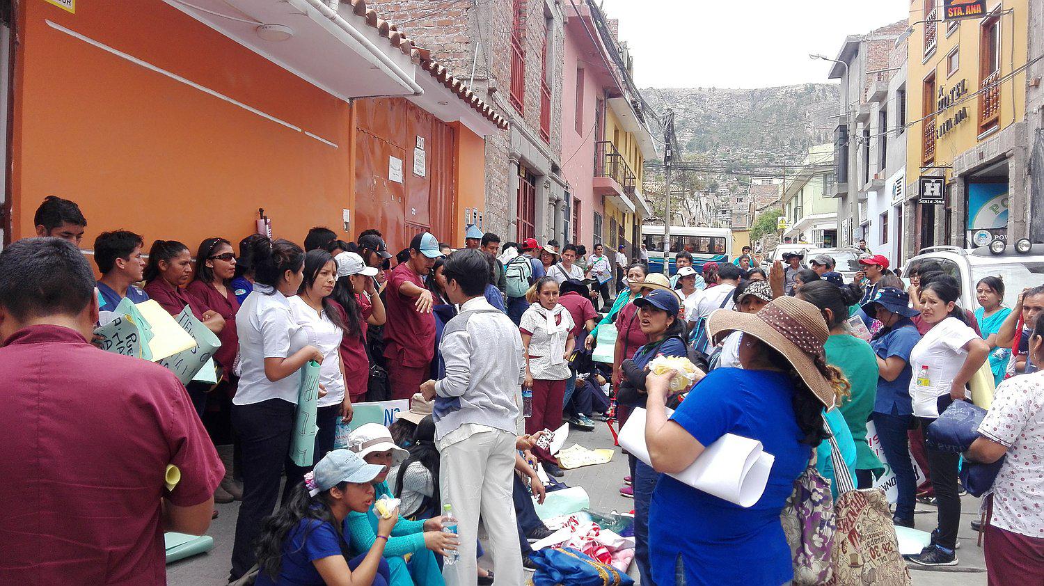 Personal del salud impago del Vraem llegaron en marcha hasta Consejo regional de Ayacucho 