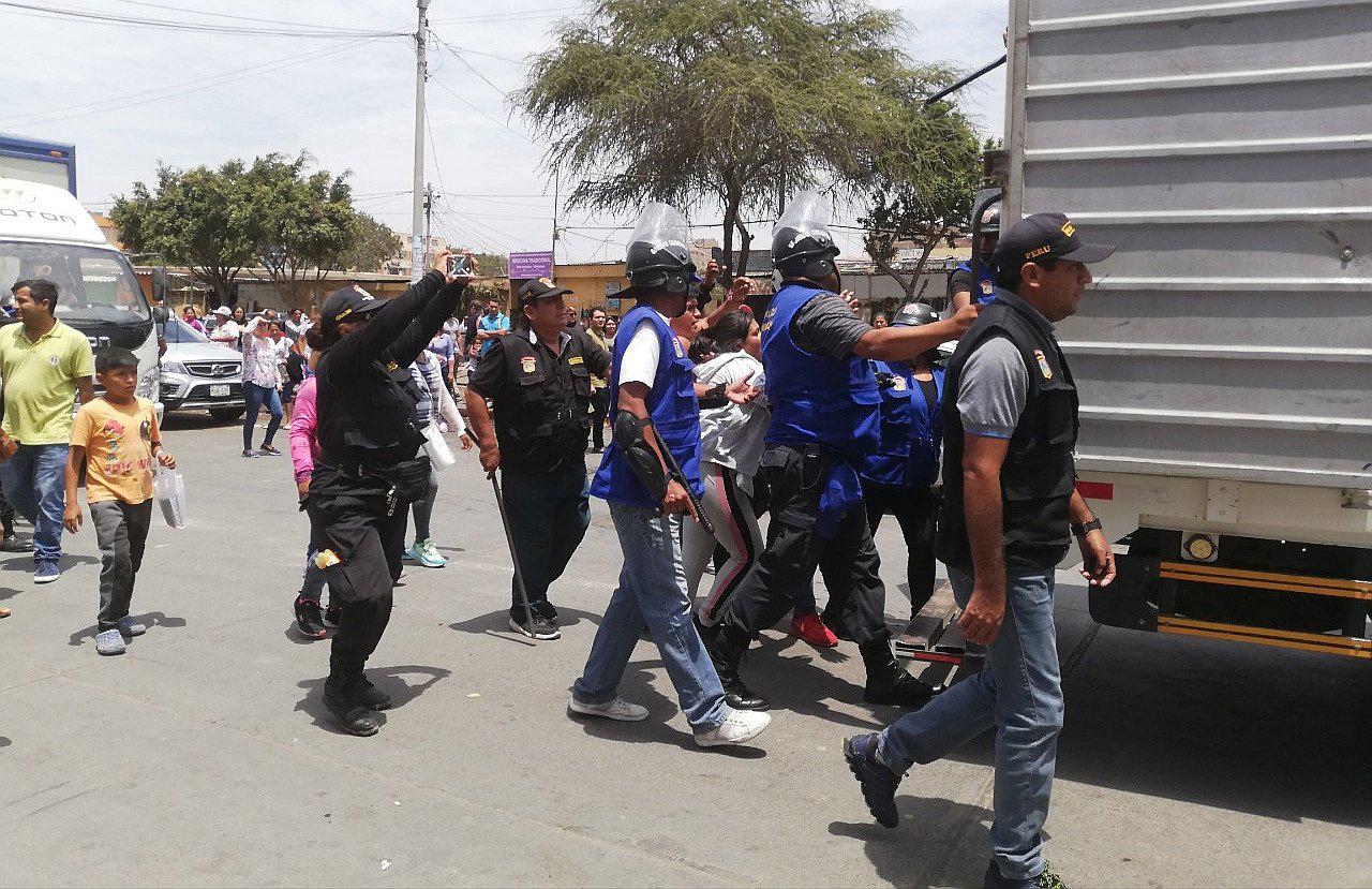 Vuelven a desalojar a ambulantes del Mercado Modelo 