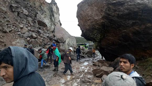 Enorme roca cayó en vía Cusco - Abancay y bloqueó paso en ambos sentidos (VIDEO) 