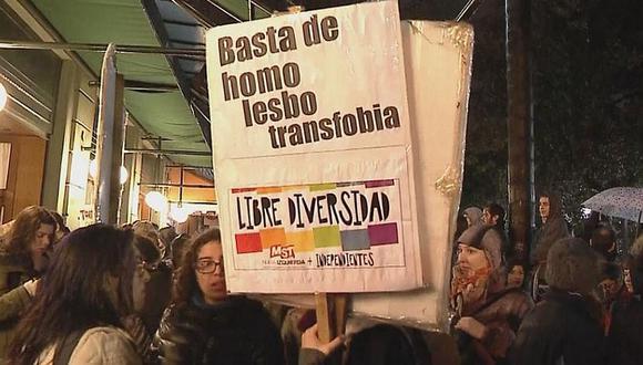 Argentina: Parejas gays se besaron frente a tradicional bar en protesta