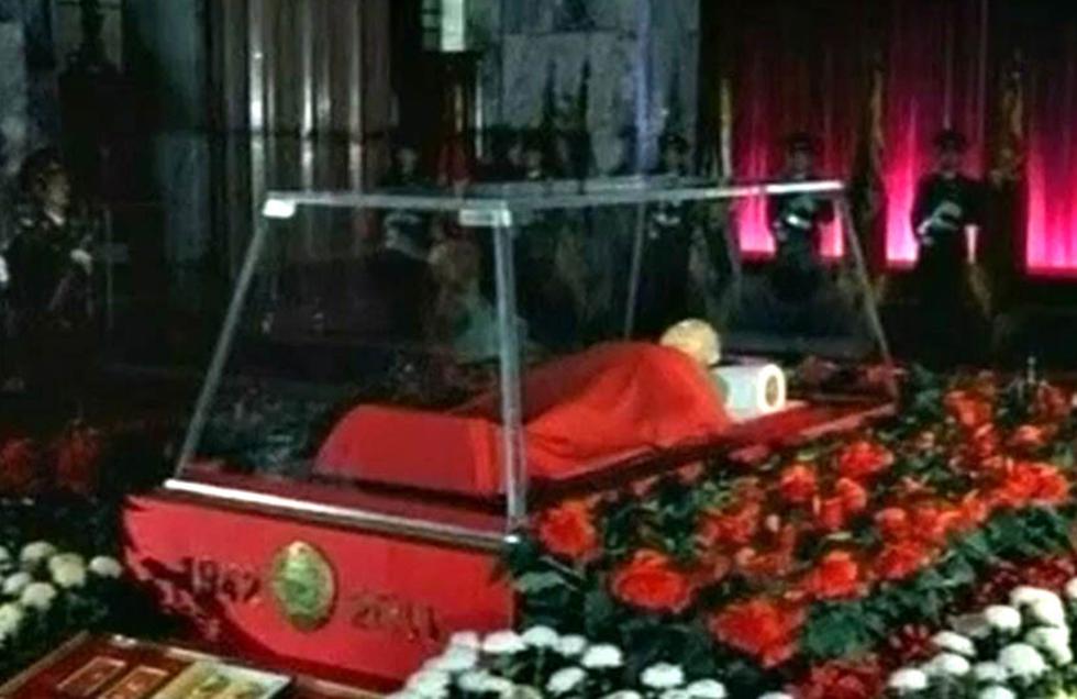 Televisión muestra el cadáver de Kim Jong-il cubierto con una tela roja