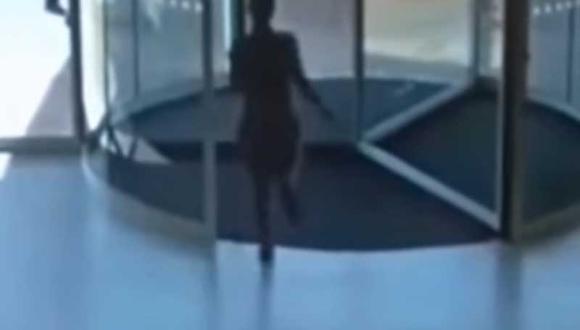 ​YouTube: Ladrona se da tremendo golpe con puerta de vidrio (VIDEO)
