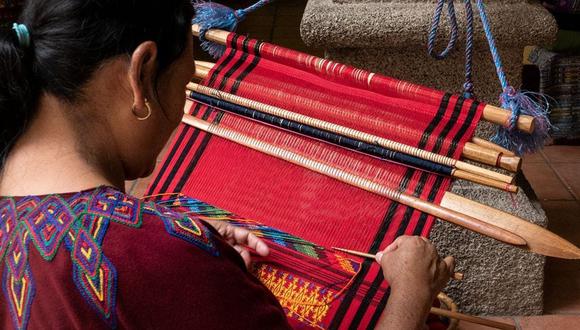 Una artesana de la sierra piurana, hará demostración del tejido de telar a la cintura.