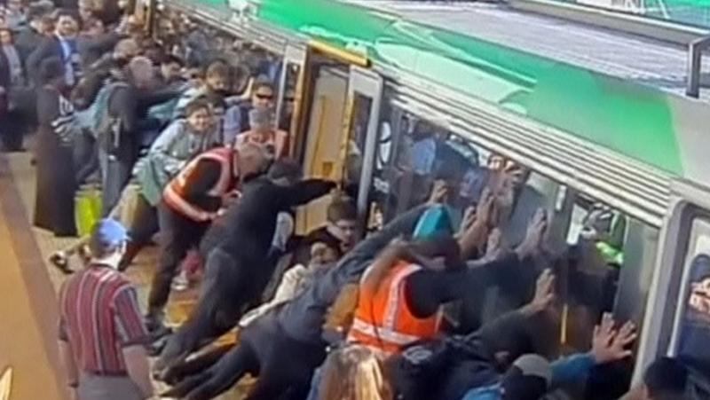 Grupo de personas levanta vagón para salvar vida de pasajero (VIDEO)