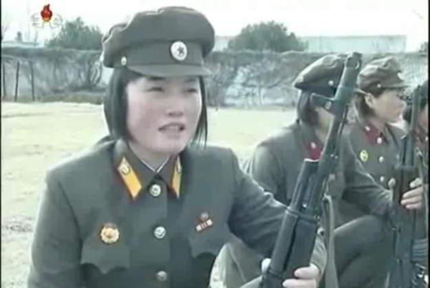 Así entrenan las mujeres de Corea del Norte para la guerra (Video)