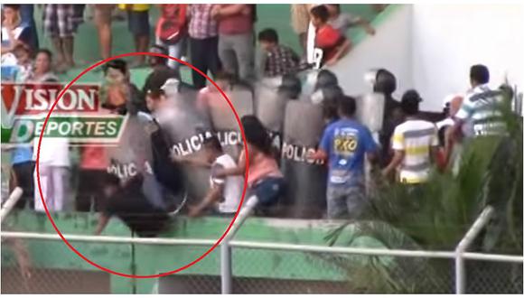 ​Pucallpa: Hincha cae de tribuna cuando policía lo empuja durante intervención (VIDEO)