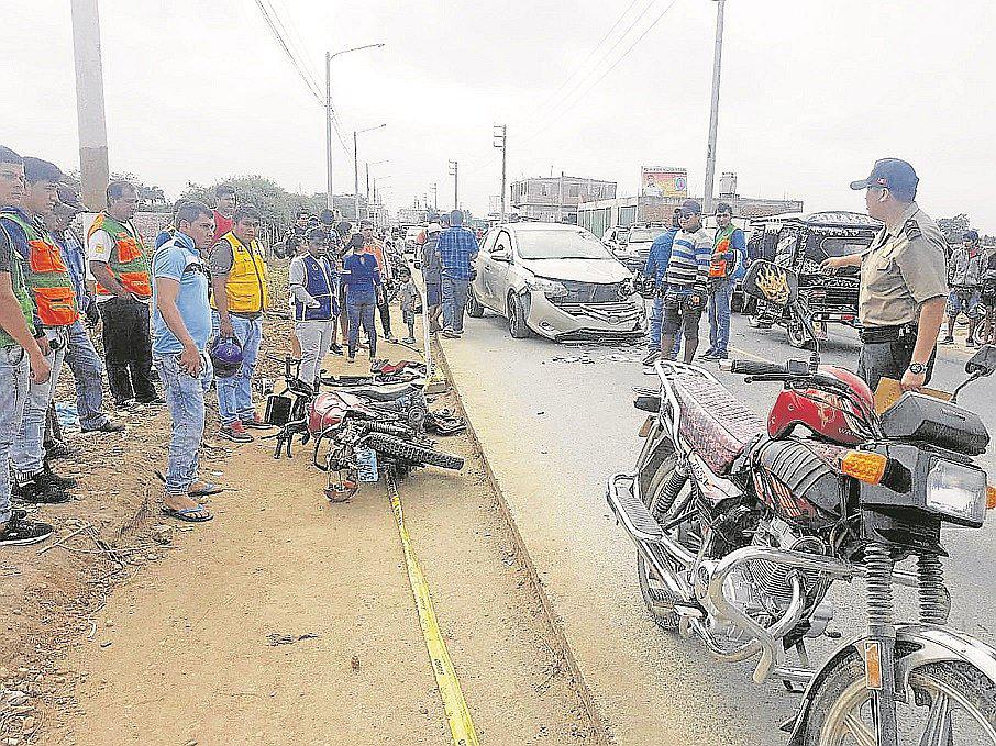 Dos personas se salvan de morir en triple choque entre un auto y dos motocicletas