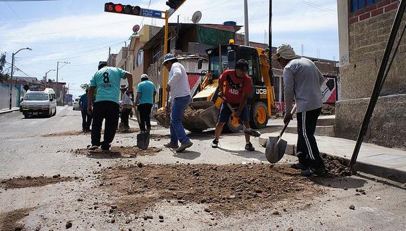 Cansados de la desidia del municipio, taxistas tapan ‘huecos’ en vías