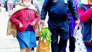​Policías y municipales ayudan a mujeres  a cargar las compras