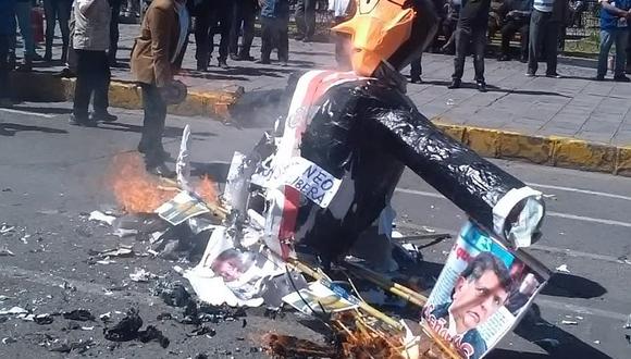 Explotan piñata de  Vizcarra en protesta contra la corrupción