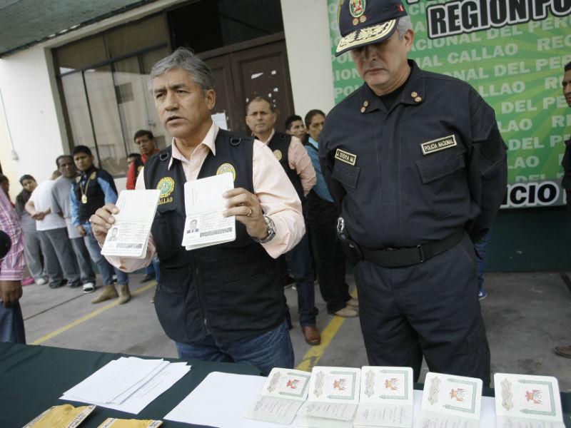 Detiene a policía que entregaba pasaportes con datos falsos a cubanos