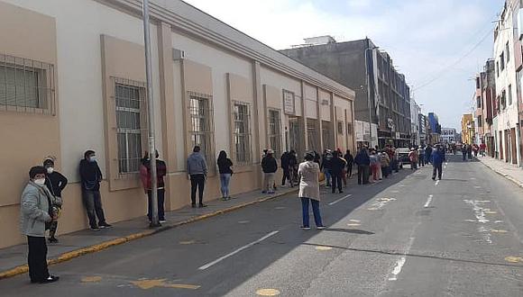 La Libertad: Ciudadanos no respetan medidas preventivas ante el Covid-19 en exteriores de banco (FOTOS)