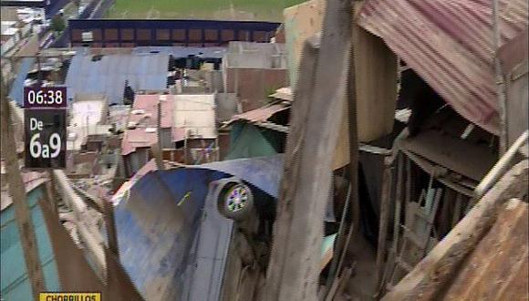 Chorrillos: Piden a chofer retirar auto de una cocina tras accidente hace una semana (VIDEO)