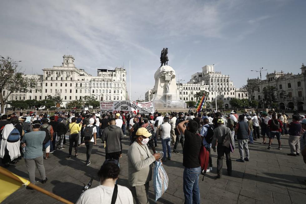 Decenas de personas se agrupan en la plaza San Martín por segundo día consecutivo para marchar en contra de la cuarentena. (Foto: César Campos / @photo.gec)