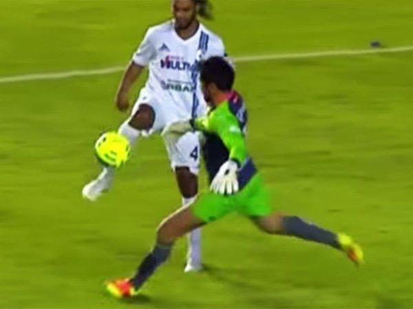 Ronaldinho le quita la pelota al arquero sin haberla tocado