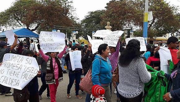 Pobladores irrumpen en desfile para pedir cuentas y obras a municipio