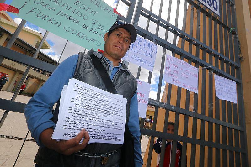 Vea cómo dos padres de familia se encadenaron en colegio de Cusco (VIDEO)